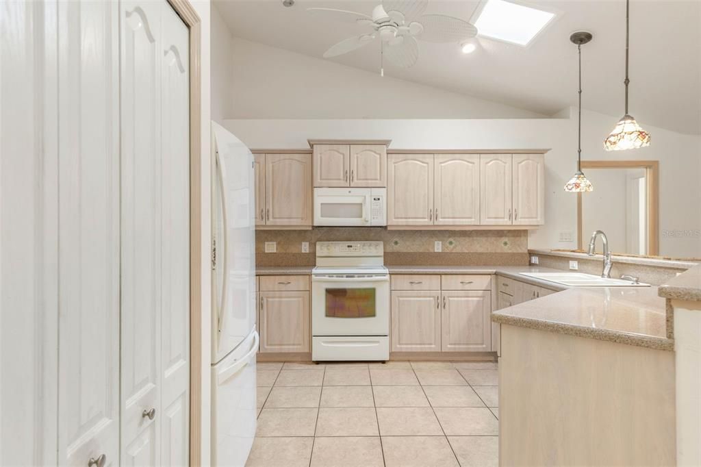 Activo con contrato: $349,000 (3 camas, 2 baños, 2084 Pies cuadrados)