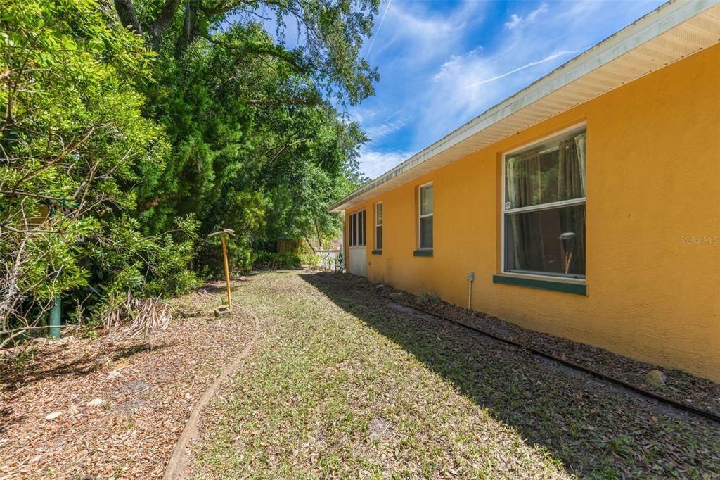 Activo con contrato: $349,000 (3 camas, 2 baños, 2084 Pies cuadrados)