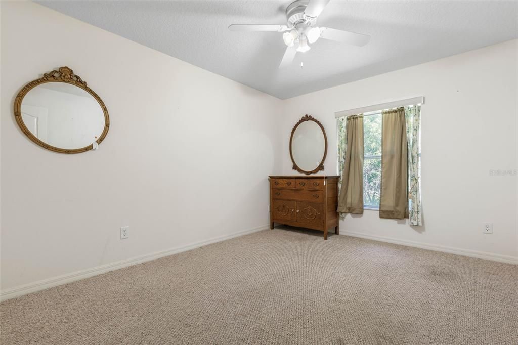 Activo con contrato: $349,000 (3 camas, 2 baños, 2084 Pies cuadrados)