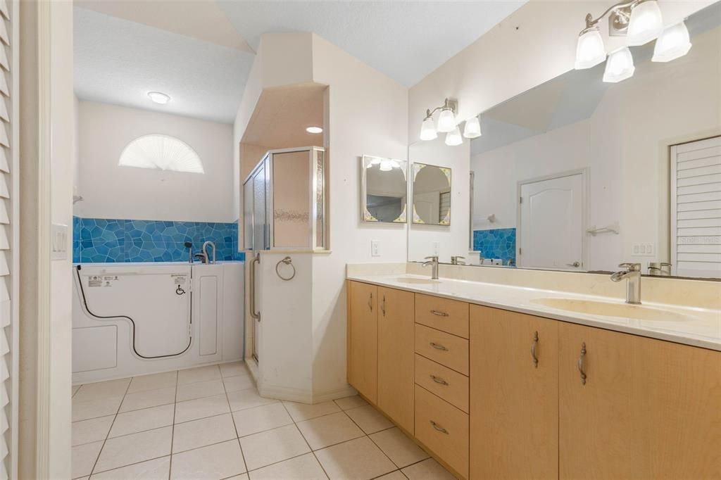 Activo con contrato: $349,000 (3 camas, 2 baños, 2084 Pies cuadrados)