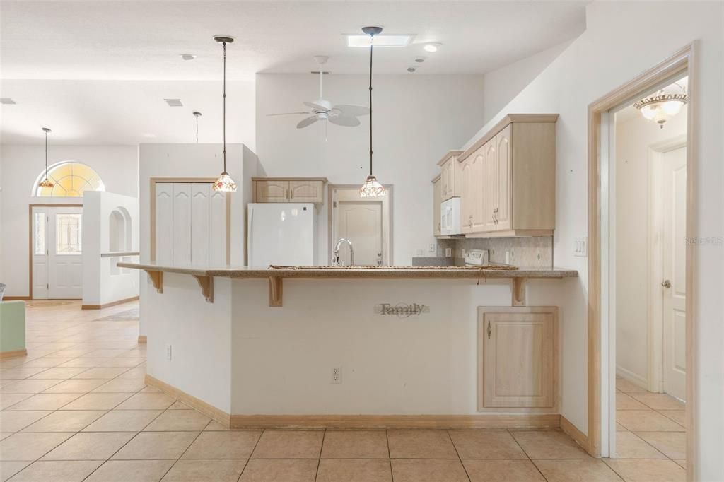 Activo con contrato: $349,000 (3 camas, 2 baños, 2084 Pies cuadrados)