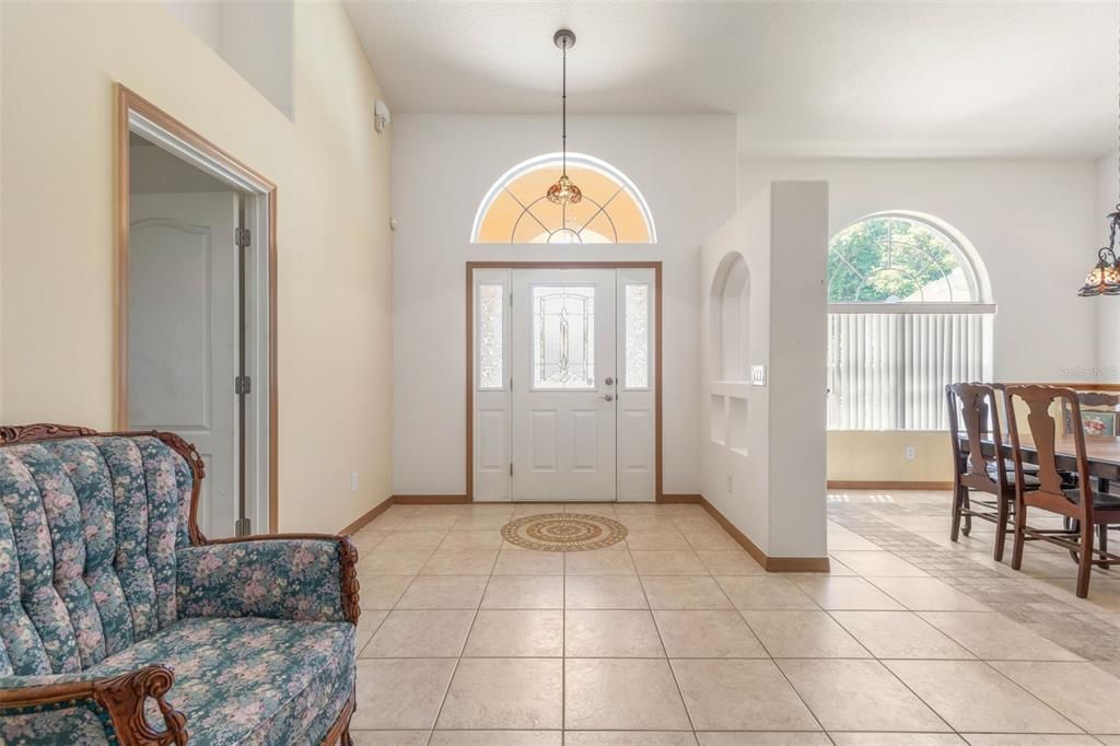 Activo con contrato: $349,000 (3 camas, 2 baños, 2084 Pies cuadrados)