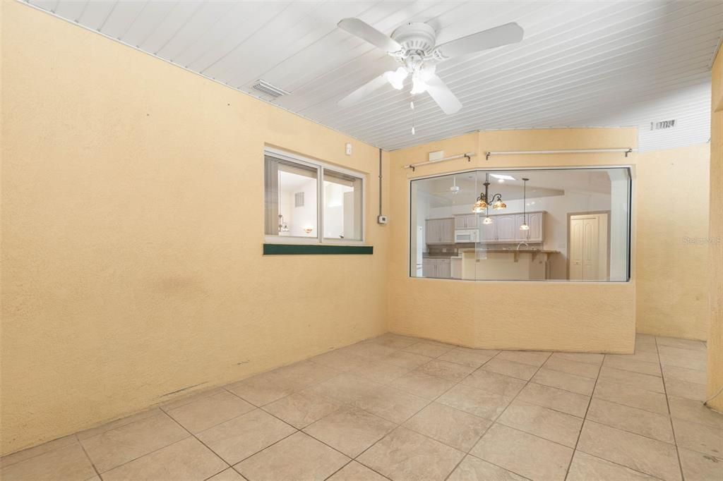 Activo con contrato: $349,000 (3 camas, 2 baños, 2084 Pies cuadrados)