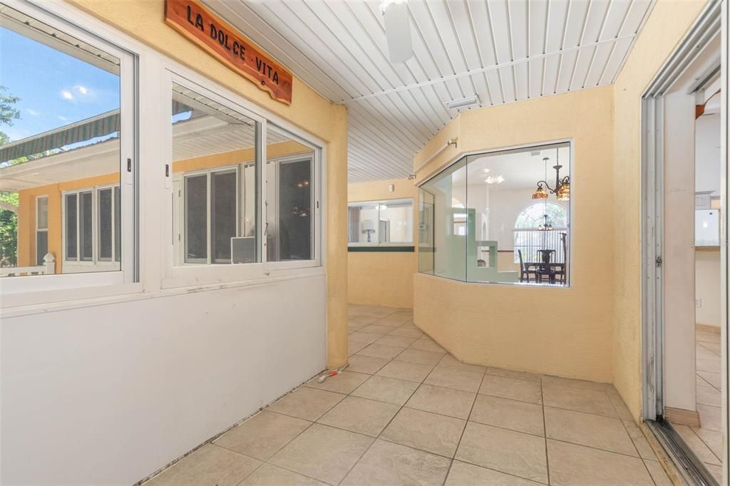 Activo con contrato: $349,000 (3 camas, 2 baños, 2084 Pies cuadrados)