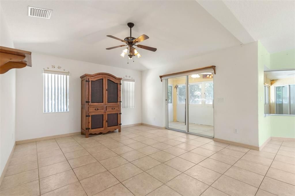 Activo con contrato: $349,000 (3 camas, 2 baños, 2084 Pies cuadrados)
