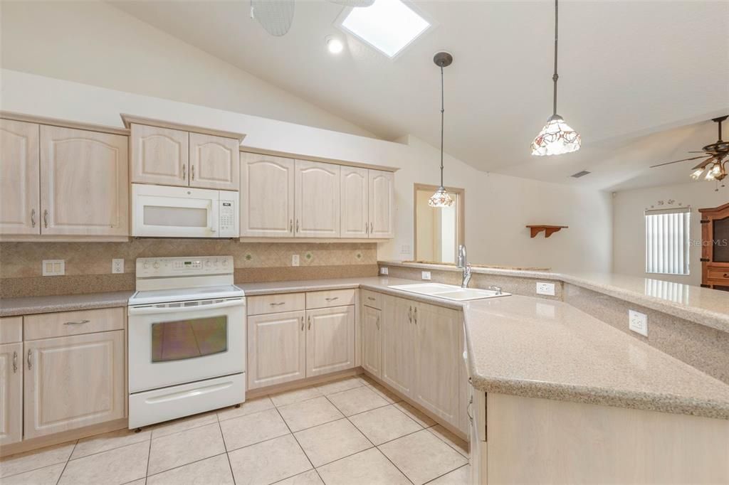 Activo con contrato: $349,000 (3 camas, 2 baños, 2084 Pies cuadrados)
