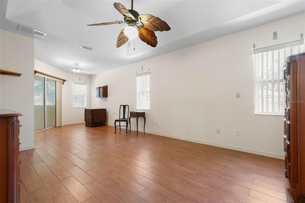 Activo con contrato: $349,000 (3 camas, 2 baños, 2084 Pies cuadrados)