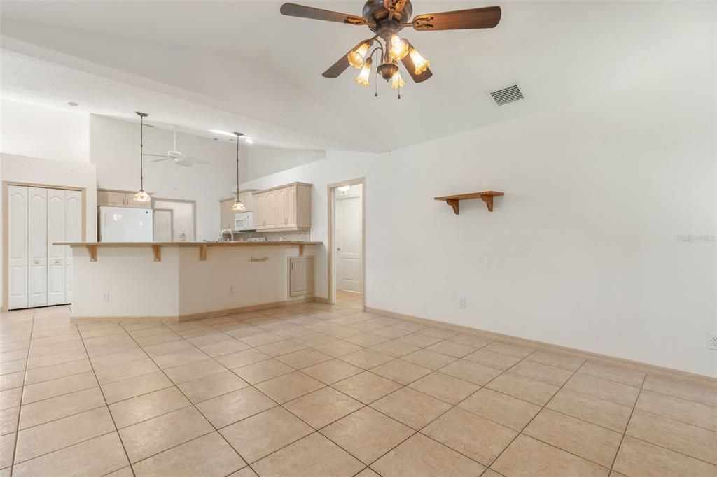 Activo con contrato: $349,000 (3 camas, 2 baños, 2084 Pies cuadrados)
