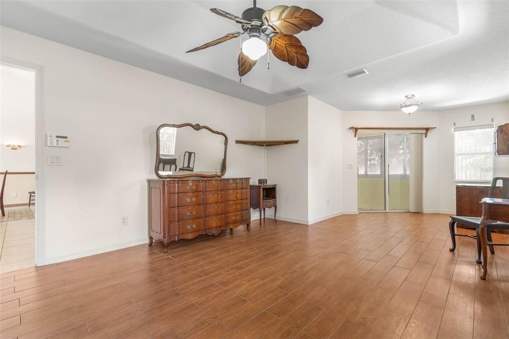 Activo con contrato: $349,000 (3 camas, 2 baños, 2084 Pies cuadrados)