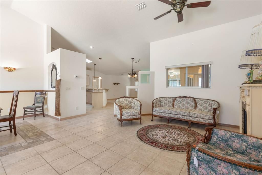 Activo con contrato: $349,000 (3 camas, 2 baños, 2084 Pies cuadrados)
