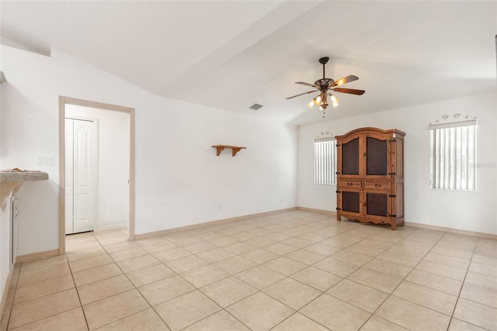 Activo con contrato: $349,000 (3 camas, 2 baños, 2084 Pies cuadrados)