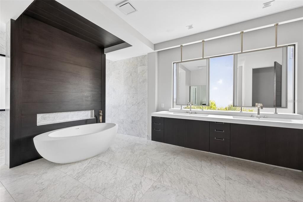 For Sale: $5,895,000 (4 beds, 4 baths, 5310 Square Feet)