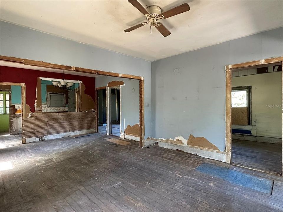 For Sale: $159,000 (2 beds, 2 baths, 940 Square Feet)