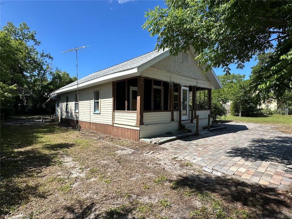 For Sale: $159,000 (2 beds, 2 baths, 940 Square Feet)