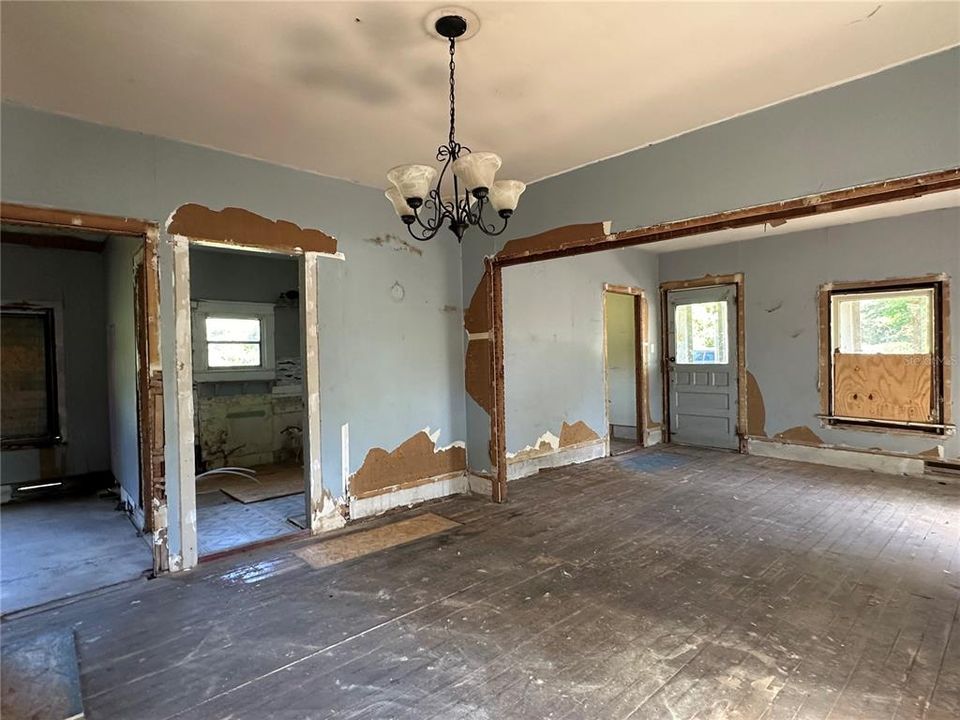For Sale: $159,000 (2 beds, 2 baths, 940 Square Feet)
