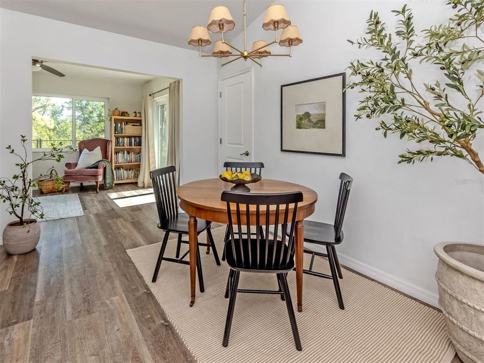 Под контрактом: $239,000 (2 спален, 2 ванн, 1166 Квадратных фут)