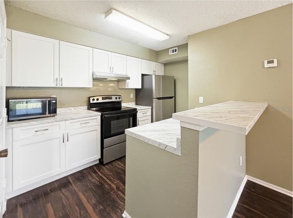 Active With Contract: $169,900 (2 beds, 2 baths, 874 Square Feet)