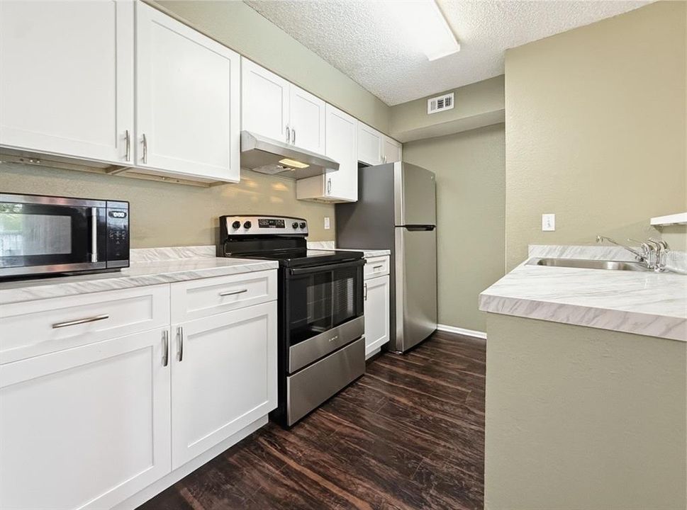Active With Contract: $169,900 (2 beds, 2 baths, 874 Square Feet)