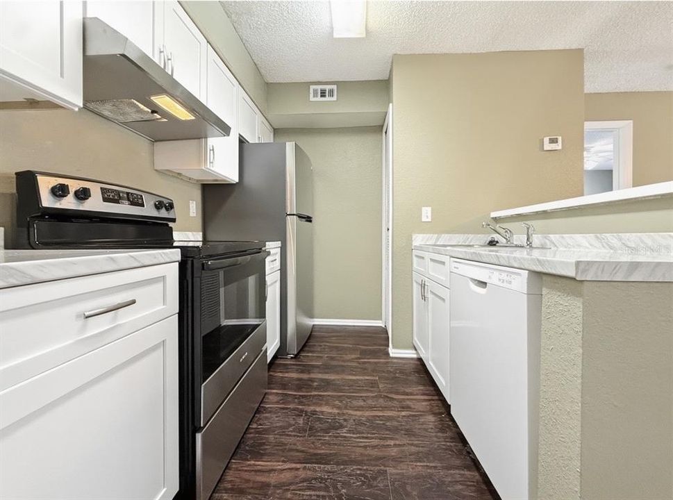 Active With Contract: $169,900 (2 beds, 2 baths, 874 Square Feet)