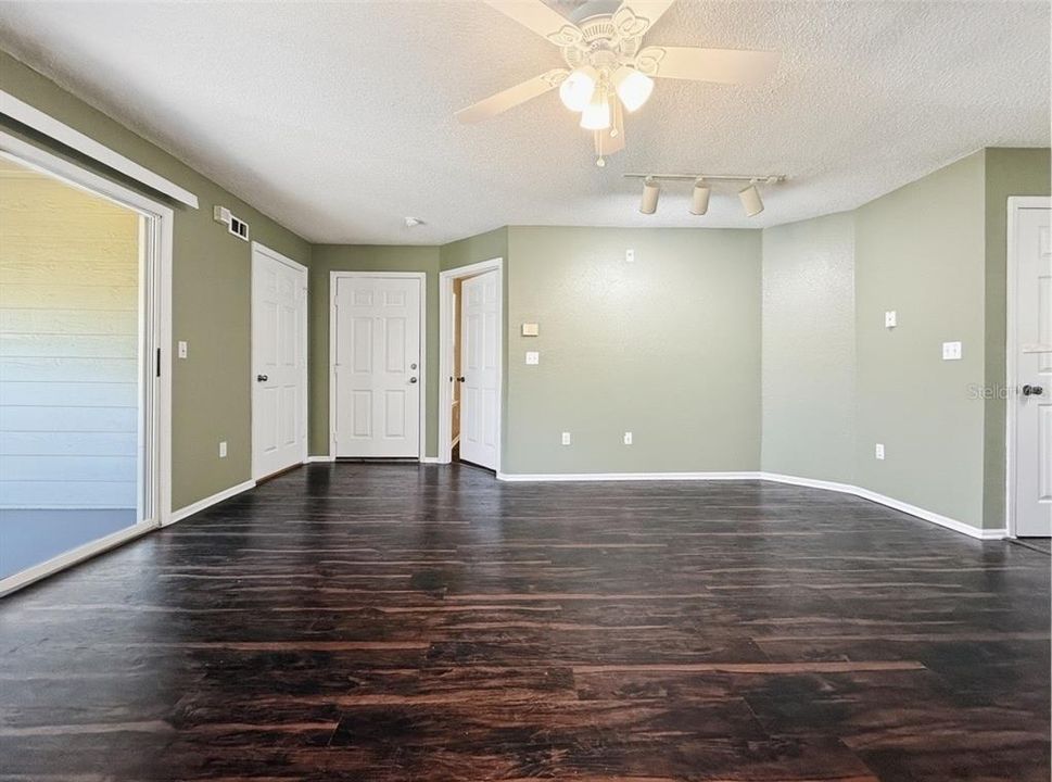 Active With Contract: $169,900 (2 beds, 2 baths, 874 Square Feet)