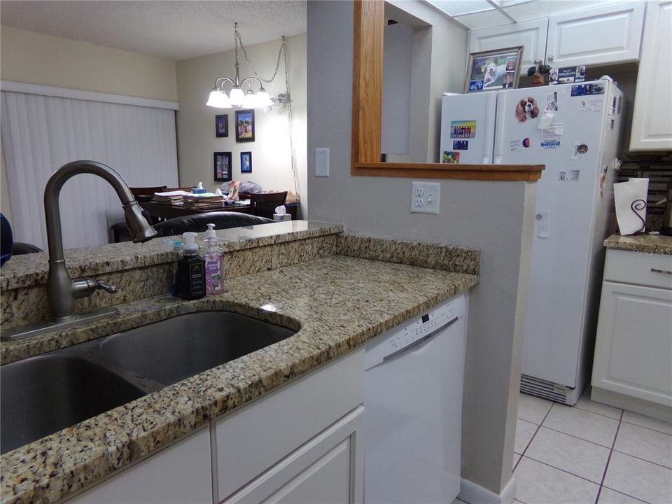 For Sale: $177,400 (2 beds, 2 baths, 897 Square Feet)