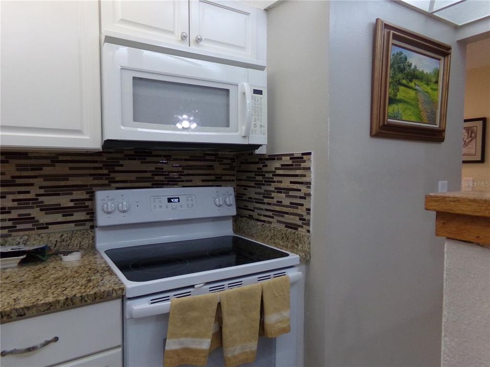 For Sale: $177,400 (2 beds, 2 baths, 897 Square Feet)