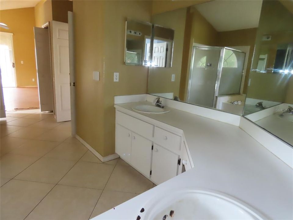 Activo con contrato: $457,600 (4 camas, 2 baños, 2025 Pies cuadrados)