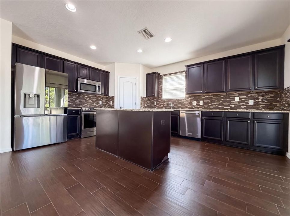 Activo con contrato: $358,000 (4 camas, 2 baños, 2385 Pies cuadrados)