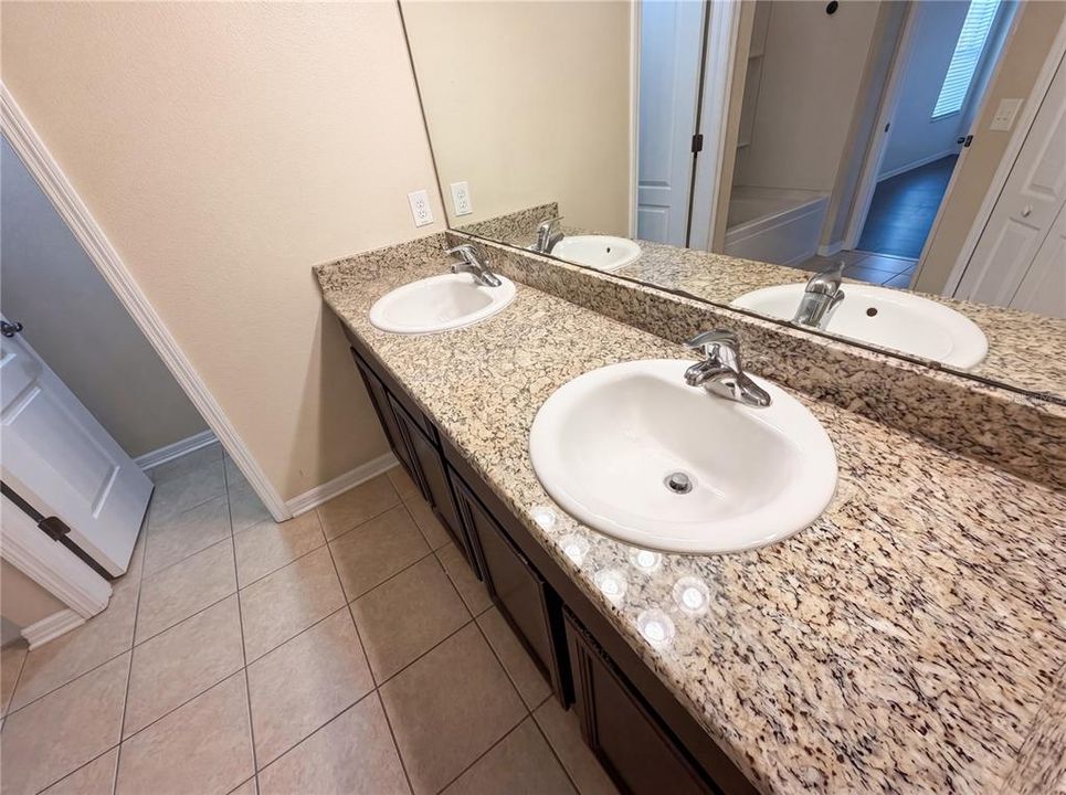 Activo con contrato: $358,000 (4 camas, 2 baños, 2385 Pies cuadrados)