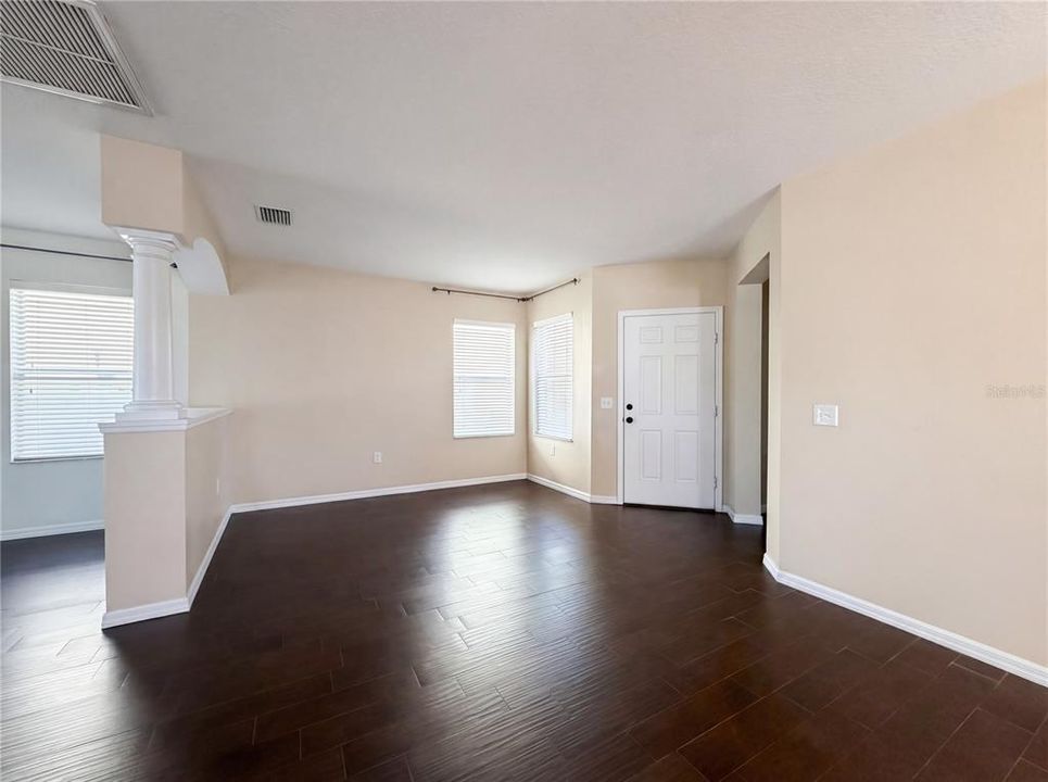 Activo con contrato: $358,000 (4 camas, 2 baños, 2385 Pies cuadrados)