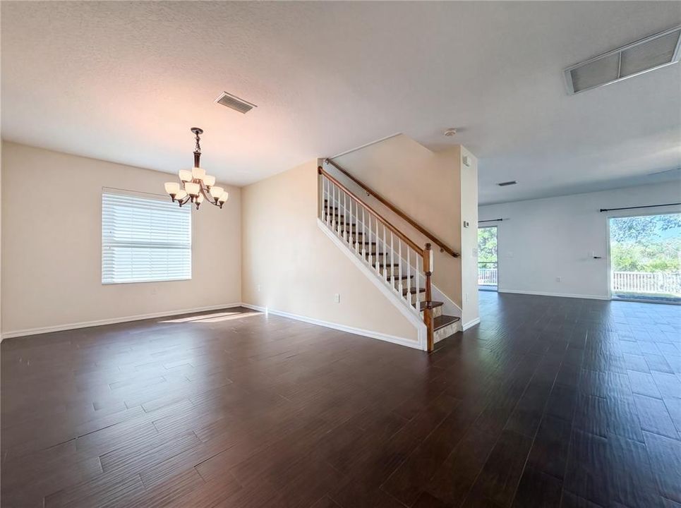 Activo con contrato: $358,000 (4 camas, 2 baños, 2385 Pies cuadrados)