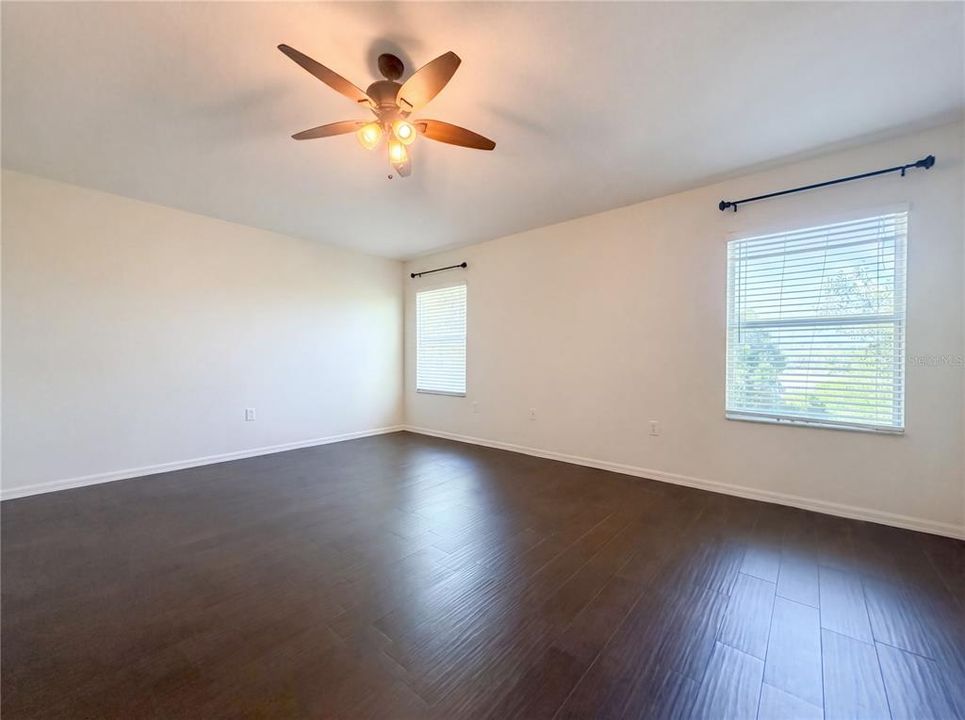 Activo con contrato: $358,000 (4 camas, 2 baños, 2385 Pies cuadrados)