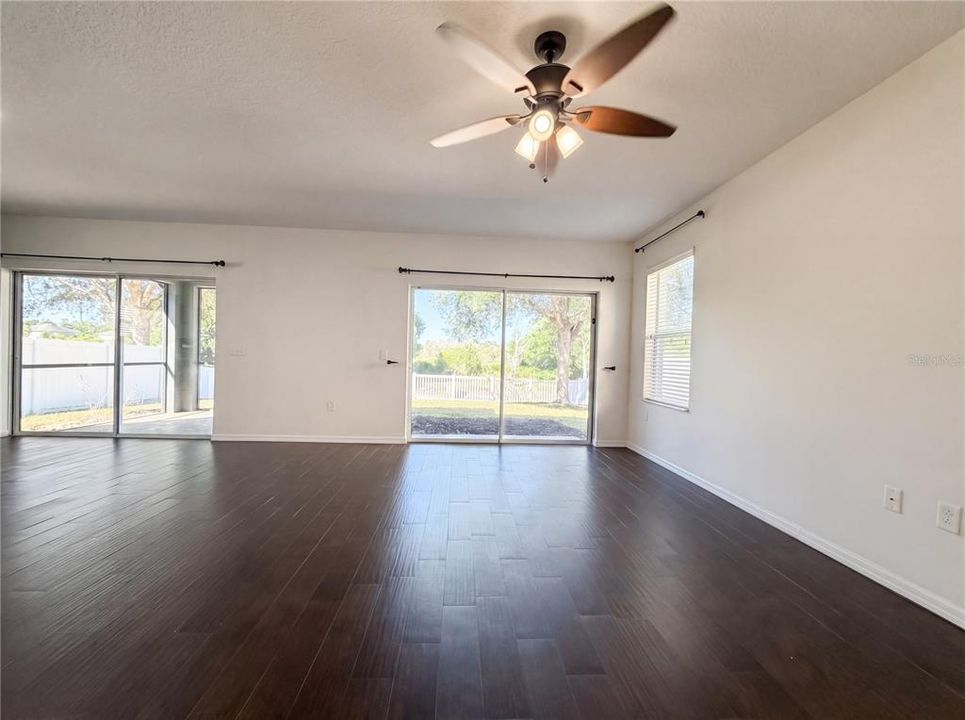 Activo con contrato: $358,000 (4 camas, 2 baños, 2385 Pies cuadrados)