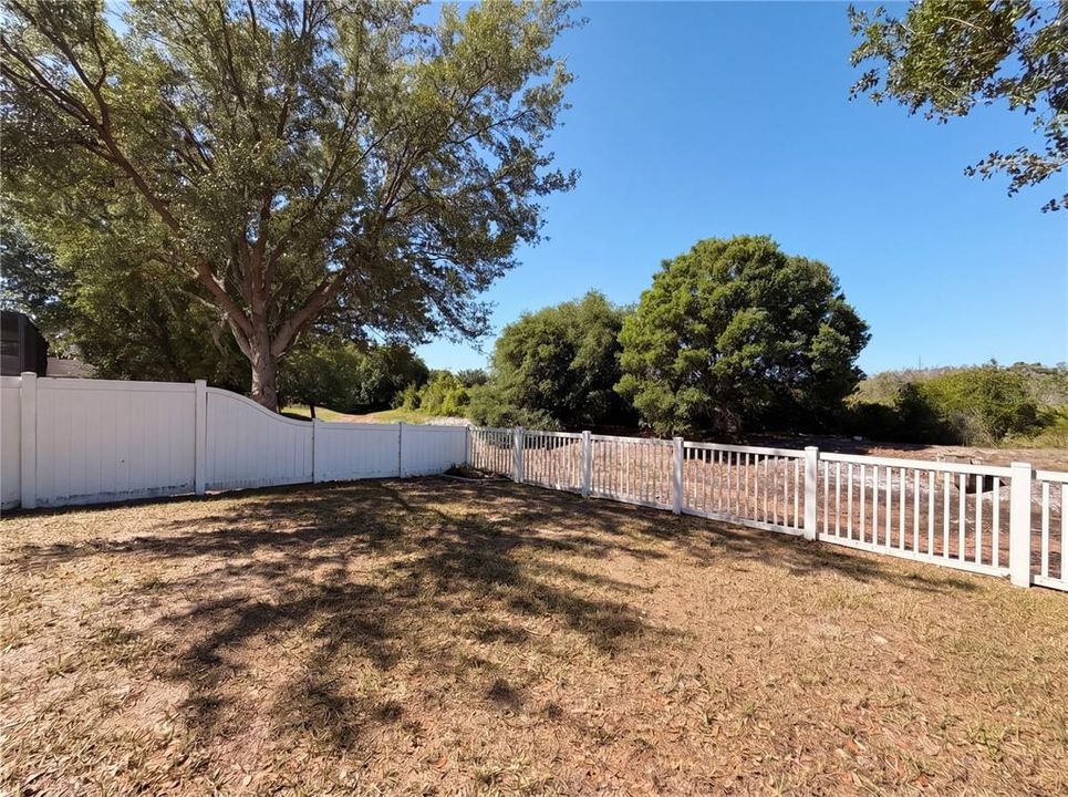 Activo con contrato: $358,000 (4 camas, 2 baños, 2385 Pies cuadrados)
