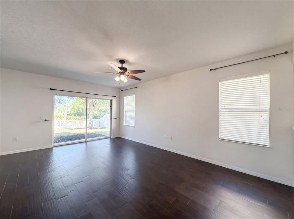 Activo con contrato: $358,000 (4 camas, 2 baños, 2385 Pies cuadrados)