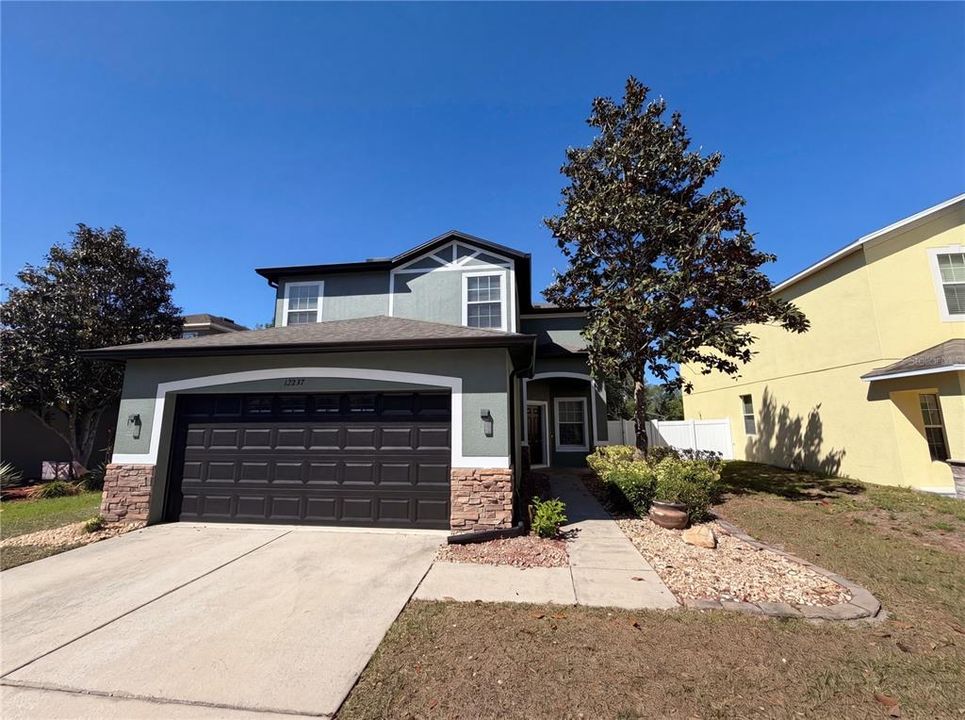 Activo con contrato: $358,000 (4 camas, 2 baños, 2385 Pies cuadrados)