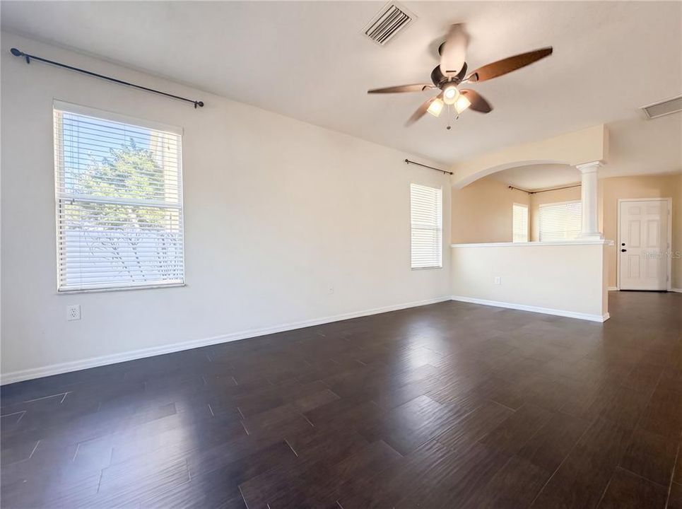 Activo con contrato: $358,000 (4 camas, 2 baños, 2385 Pies cuadrados)