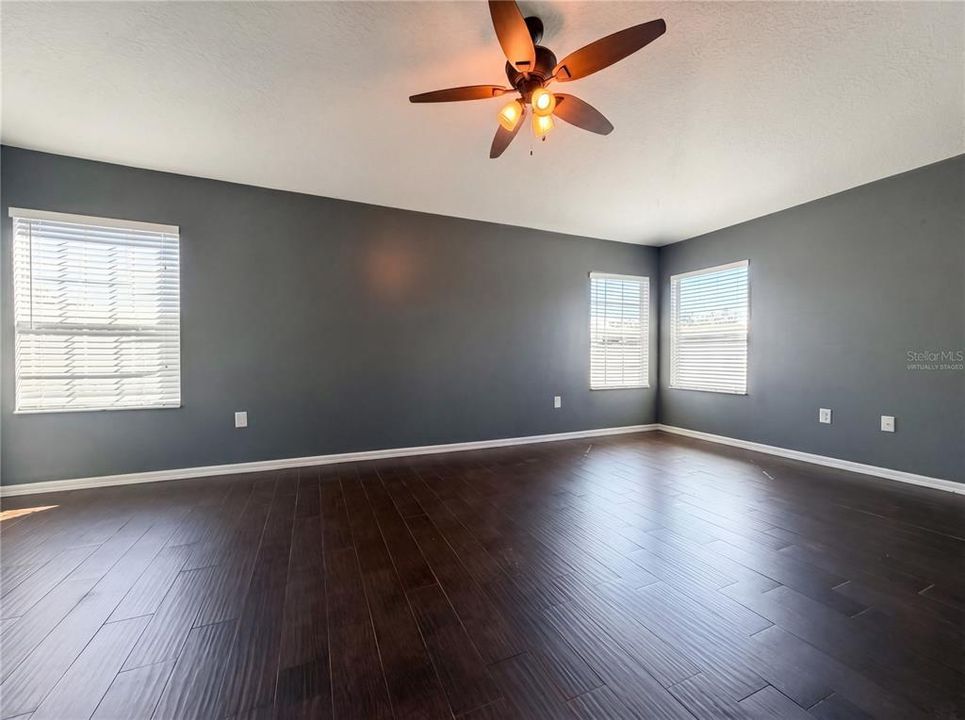 Activo con contrato: $358,000 (4 camas, 2 baños, 2385 Pies cuadrados)