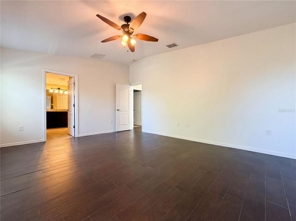 Activo con contrato: $358,000 (4 camas, 2 baños, 2385 Pies cuadrados)
