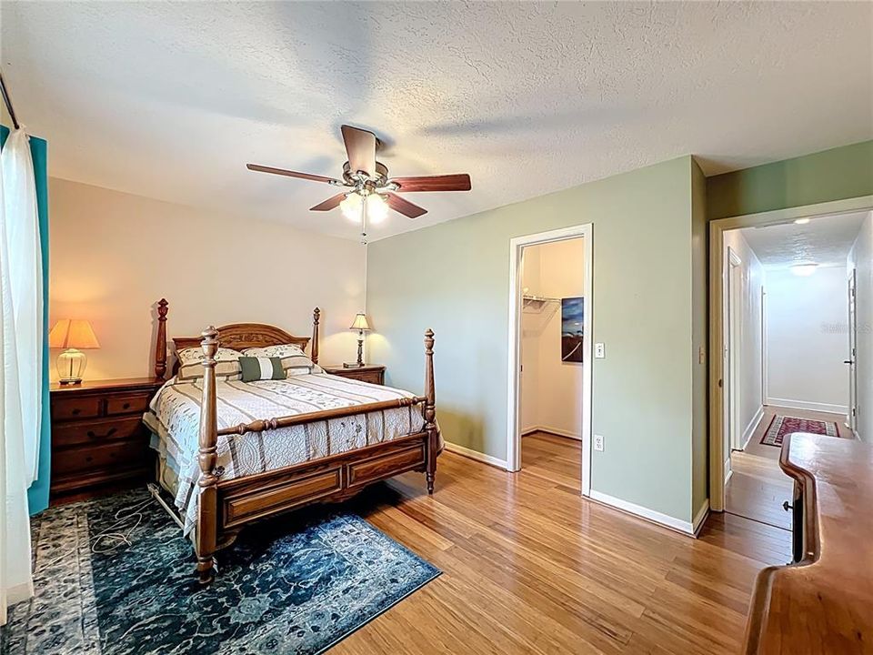 Activo con contrato: $575,000 (4 camas, 2 baños, 2268 Pies cuadrados)