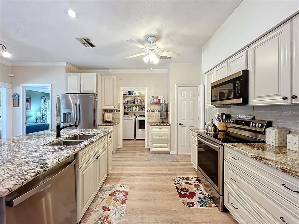Activo con contrato: $575,000 (4 camas, 2 baños, 2268 Pies cuadrados)