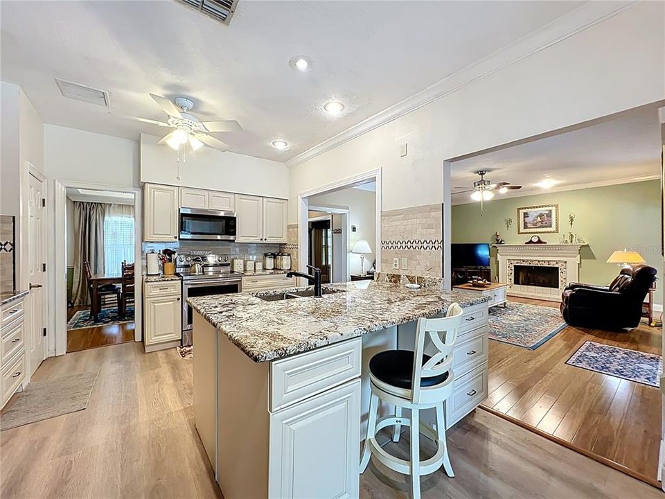 Activo con contrato: $575,000 (4 camas, 2 baños, 2268 Pies cuadrados)