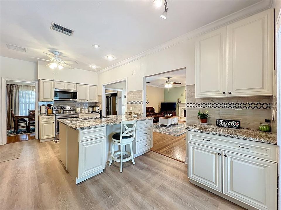 Activo con contrato: $575,000 (4 camas, 2 baños, 2268 Pies cuadrados)