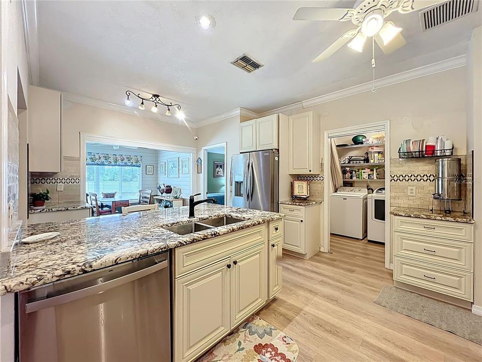 Activo con contrato: $575,000 (4 camas, 2 baños, 2268 Pies cuadrados)