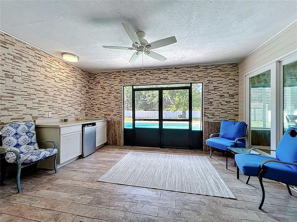 Activo con contrato: $575,000 (4 camas, 2 baños, 2268 Pies cuadrados)