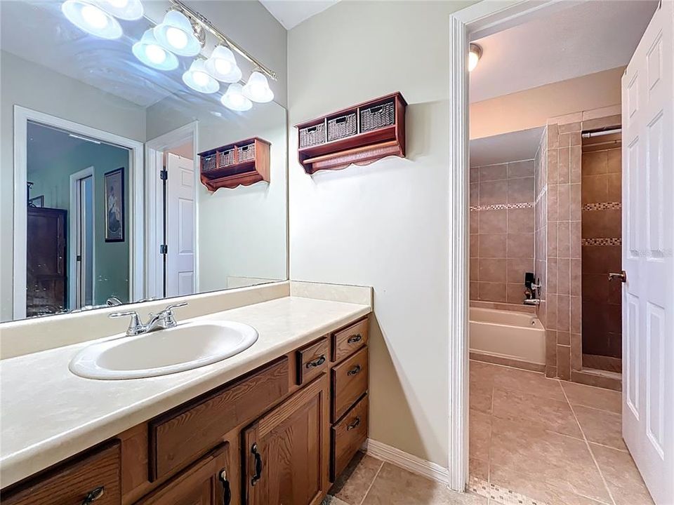 Activo con contrato: $575,000 (4 camas, 2 baños, 2268 Pies cuadrados)