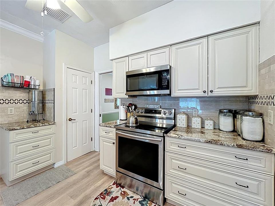Activo con contrato: $575,000 (4 camas, 2 baños, 2268 Pies cuadrados)