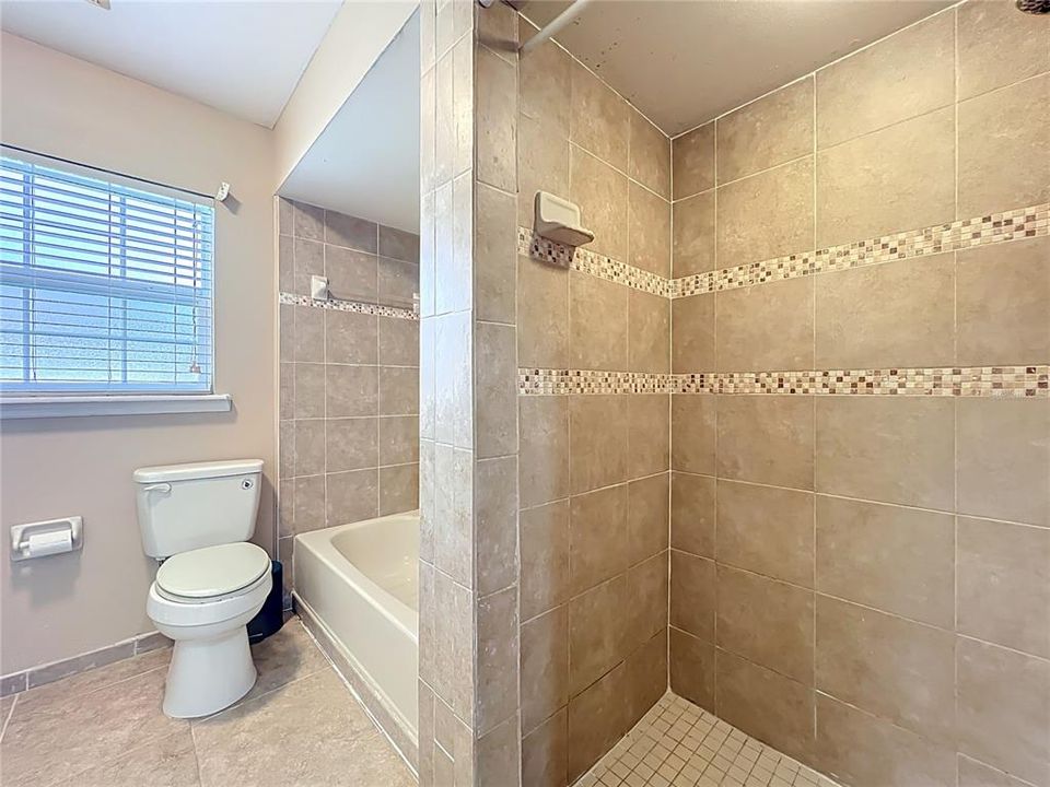 Activo con contrato: $575,000 (4 camas, 2 baños, 2268 Pies cuadrados)