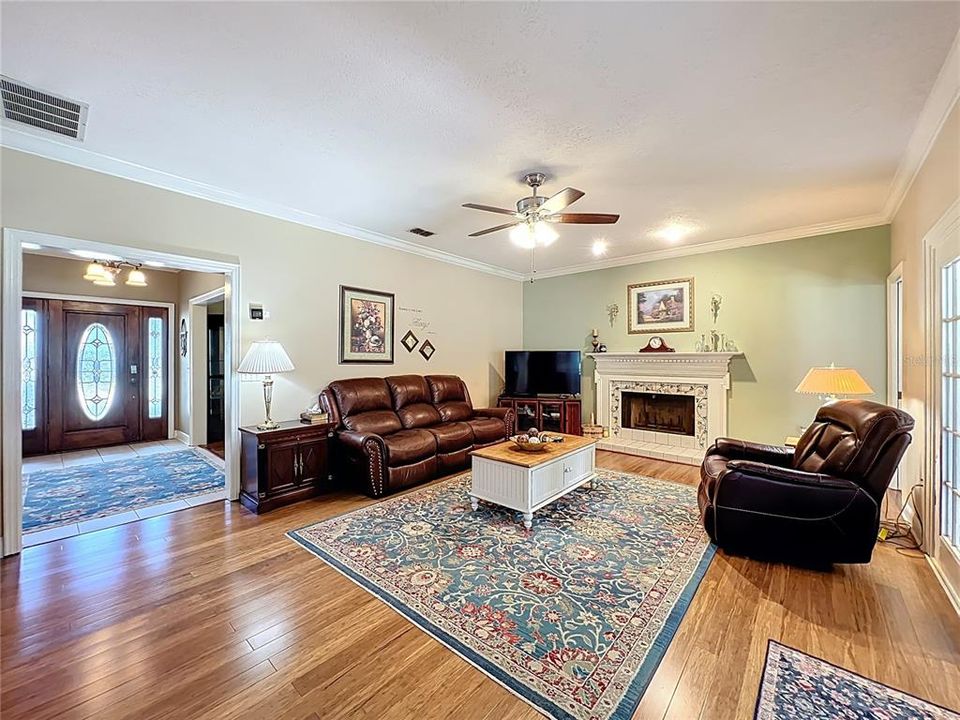 Activo con contrato: $575,000 (4 camas, 2 baños, 2268 Pies cuadrados)