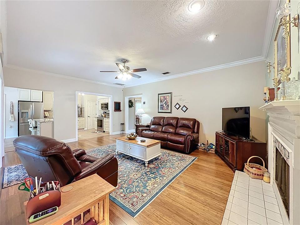 Activo con contrato: $575,000 (4 camas, 2 baños, 2268 Pies cuadrados)